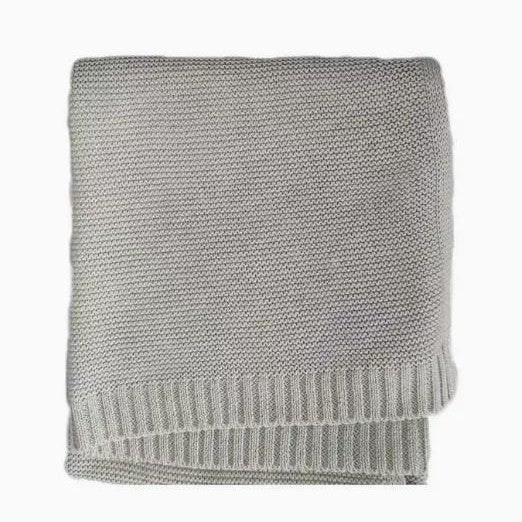 Knitted blanket with embroidered bear and name